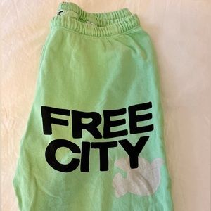 Green Free City Sweatpants Size: Medium